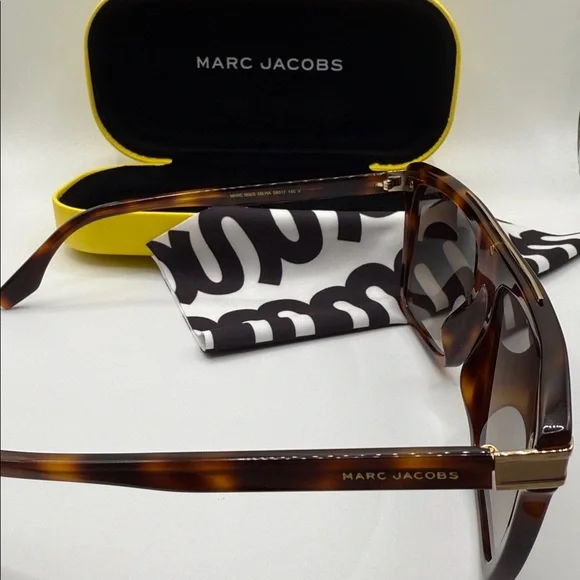 Marc Jacobs Tortoise Sunglasses with Yellow Case and lens cloth display picture 3